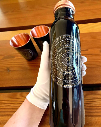 Set Mandala din Cupru – Sticlă 1L + 2 Căni în Etui, posibilitate de personalizare cu gravură pentru cadou