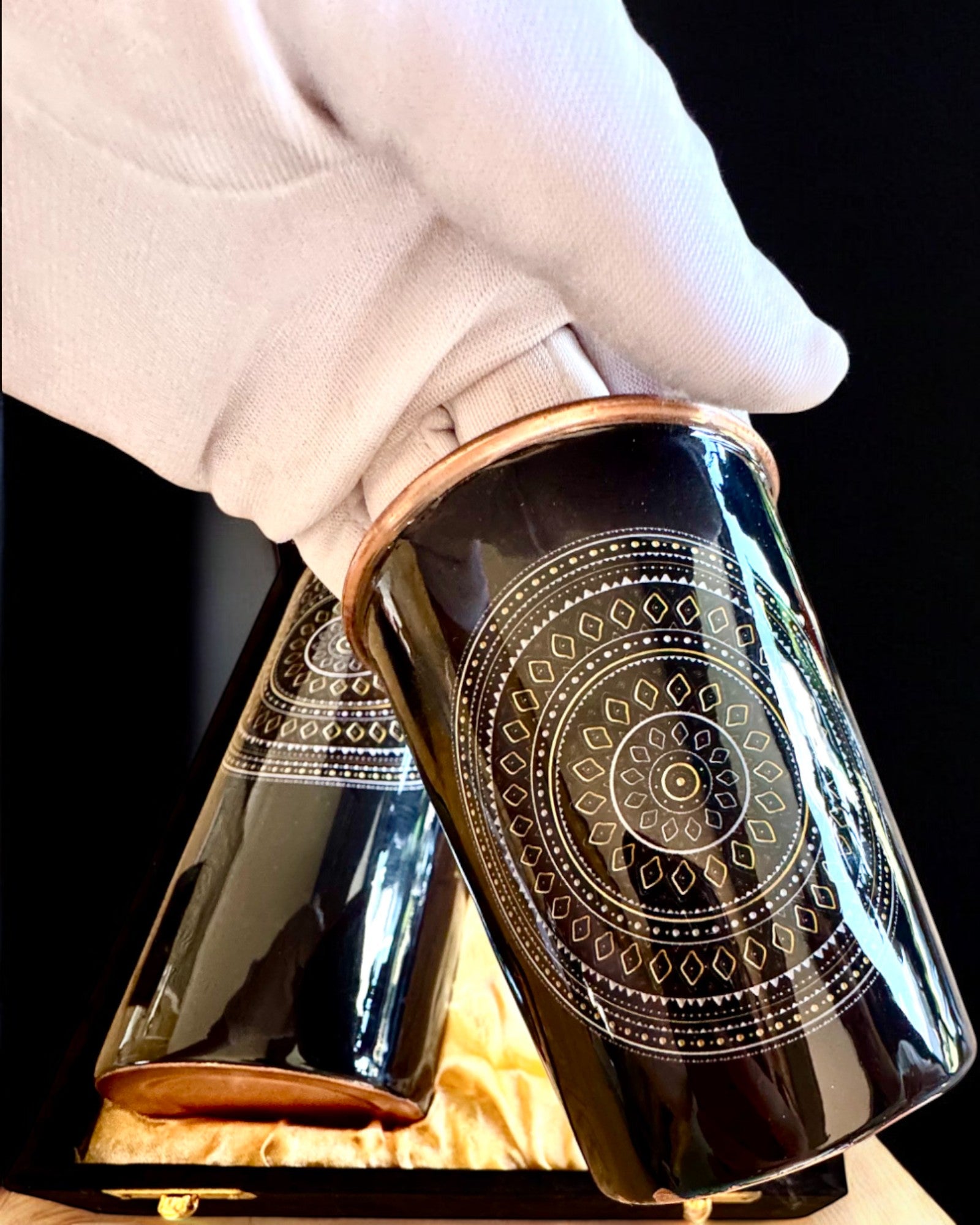 Zestaw Miedziany Mandala – Butelka 1L + 2 Kubki w Etui, możliwość personalizacji grawerem na prezent