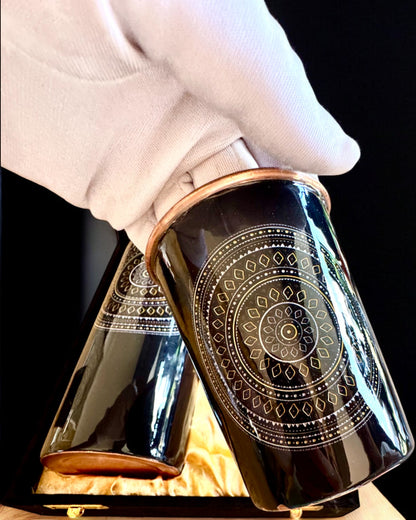 Zestaw Miedziany Mandala – Butelka 1L + 2 Kubki w Etui, możliwość personalizacji grawerem na prezent