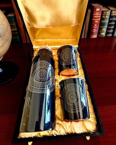 Set Mandala din Cupru – Sticlă 1L + 2 Căni în Etui, posibilitate de personalizare cu gravură pentru cadou