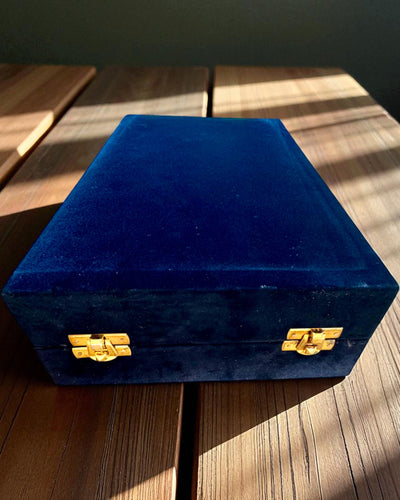 Set Mandala din Cupru – Sticlă 1L + 2 Căni în Etui, posibilitate de personalizare cu gravură pentru cadou