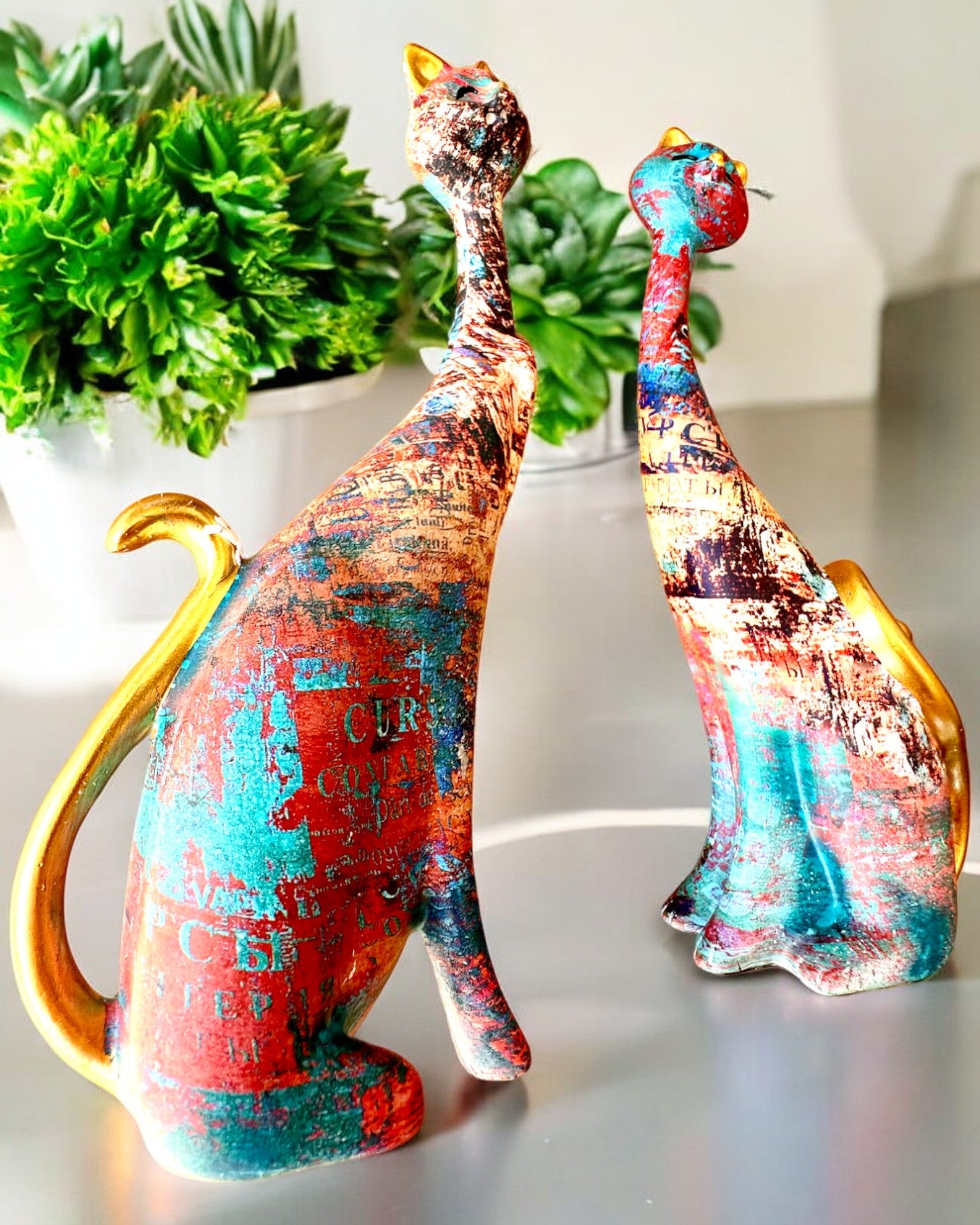Figurine Pisici Abstracte „ArtCats”, Pictate Manual, Rășină – 25 cm, 2 buc.