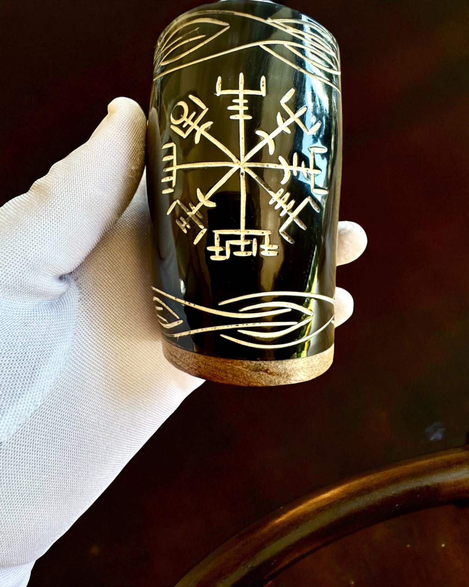 Valknut Ręcznie executat mały kubek z rogu bawoła z nordyckimi symbolami, posibilitate personalizare pe cadou cu gravură