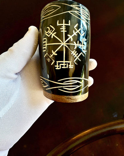 Valknut Ręcznie executat mały kubek z rogu bawoła z nordyckimi symbolami, posibilitate personalizare pe cadou cu gravură