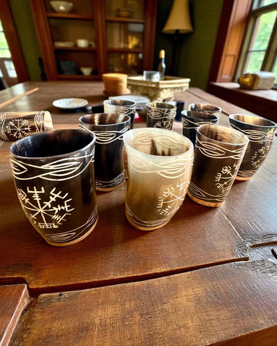 Valknut Ręcznie wykonany mały kubek z rogu bawoła z nordyckimi symbolami, możliwość personalizacji na prezent grawerem