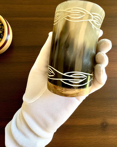 Valknut Ręcznie wykonany mały kubek z rogu bawoła z nordyckimi symbolami, możliwość personalizacji na prezent grawerem