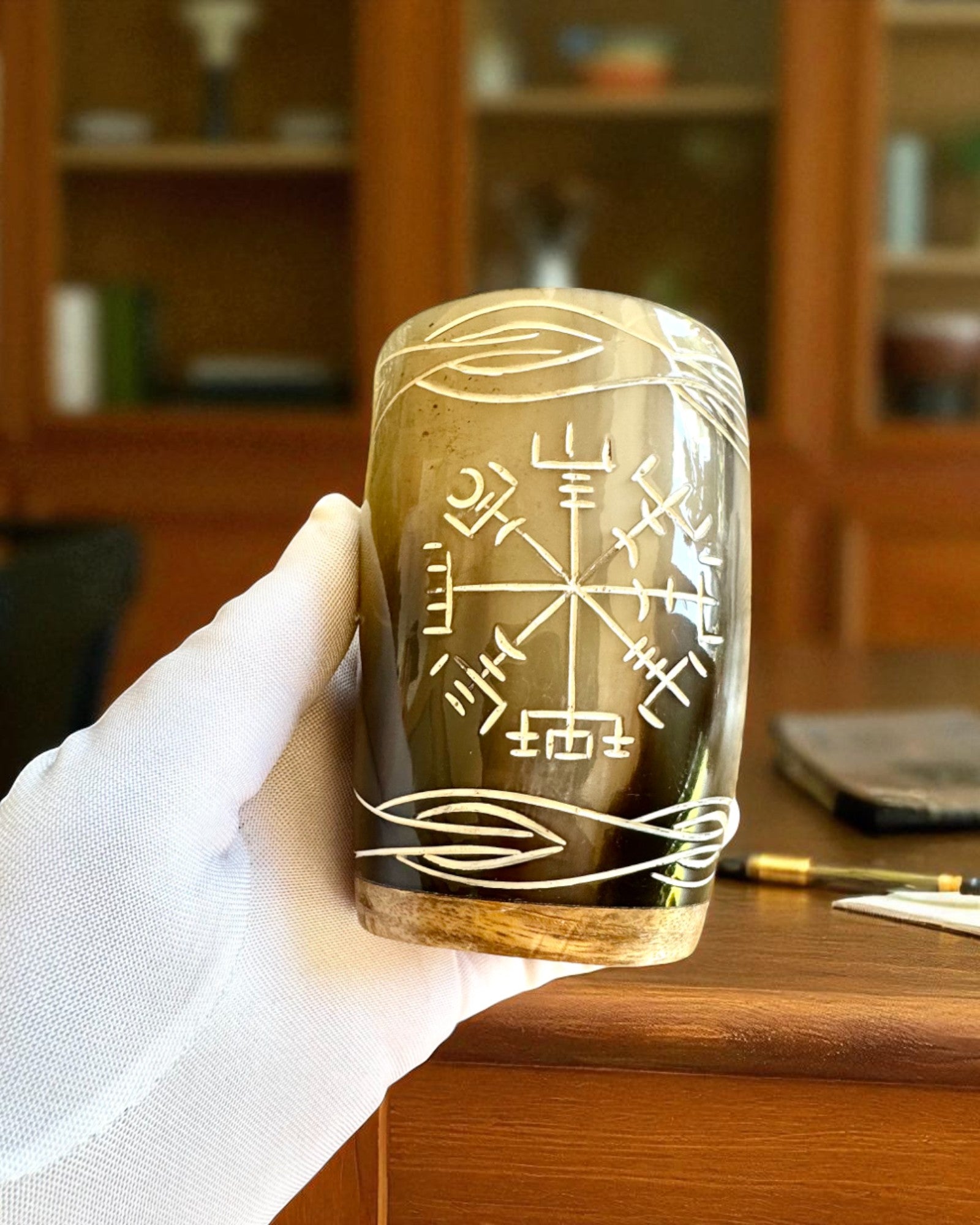 Valknut Ręcznie executat mały kubek z rogu bawoła z nordyckimi symbolami, posibilitate personalizare pe cadou cu gravură
