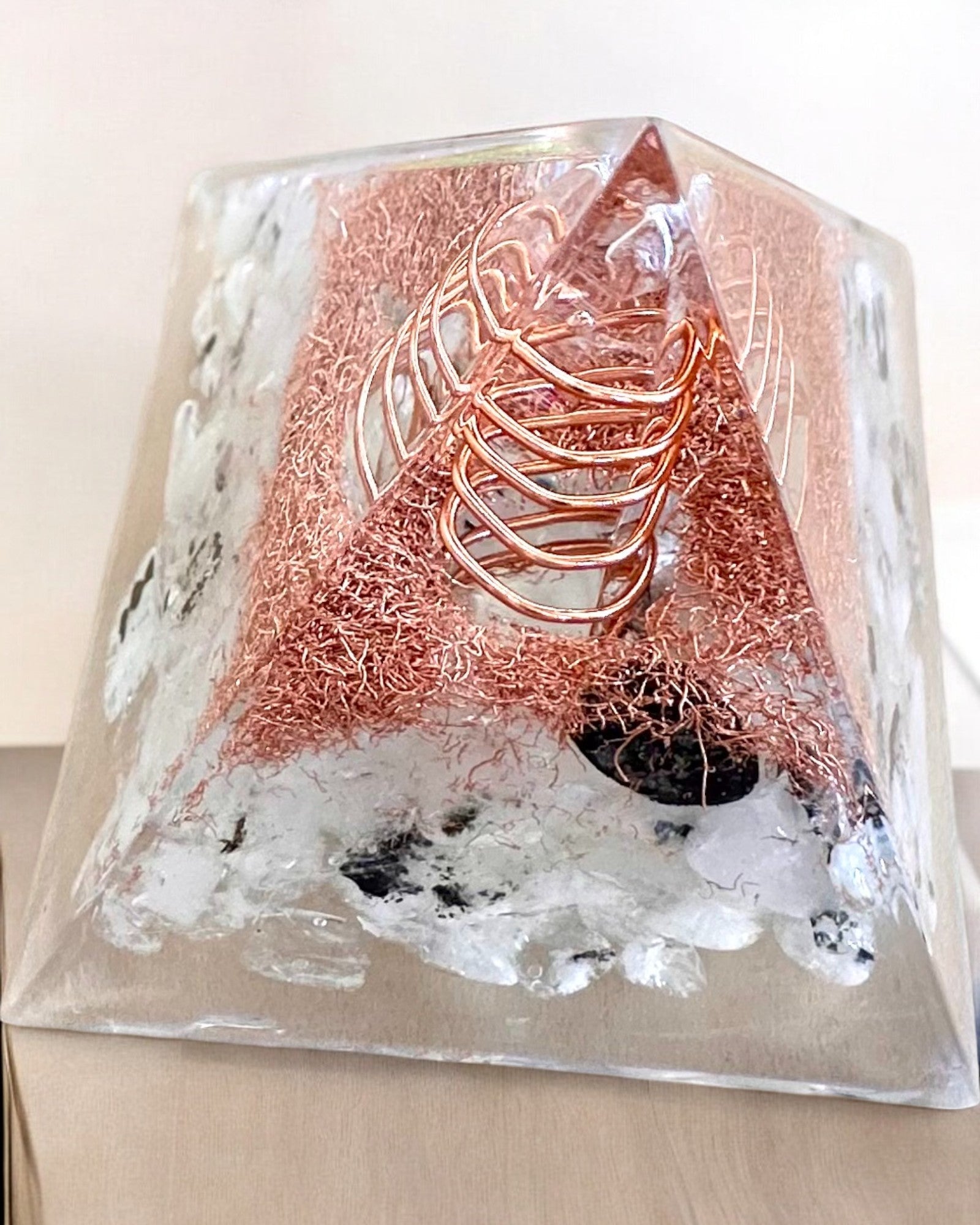 Piramida Energetică orgonit "Copper Harmony"