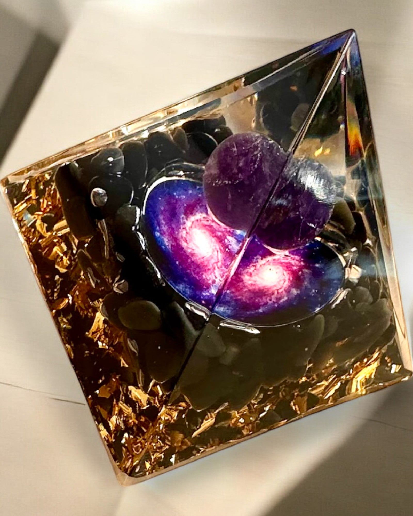 Piramida Energetică orgonitică a Energiei Cosmice - Amulet cu Ametist și Așchii