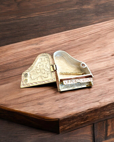 Cutie elegantă pentru bijuterii „Mini Pian - trandafiri clasici” - cu opțiune de gravare pentru cadou