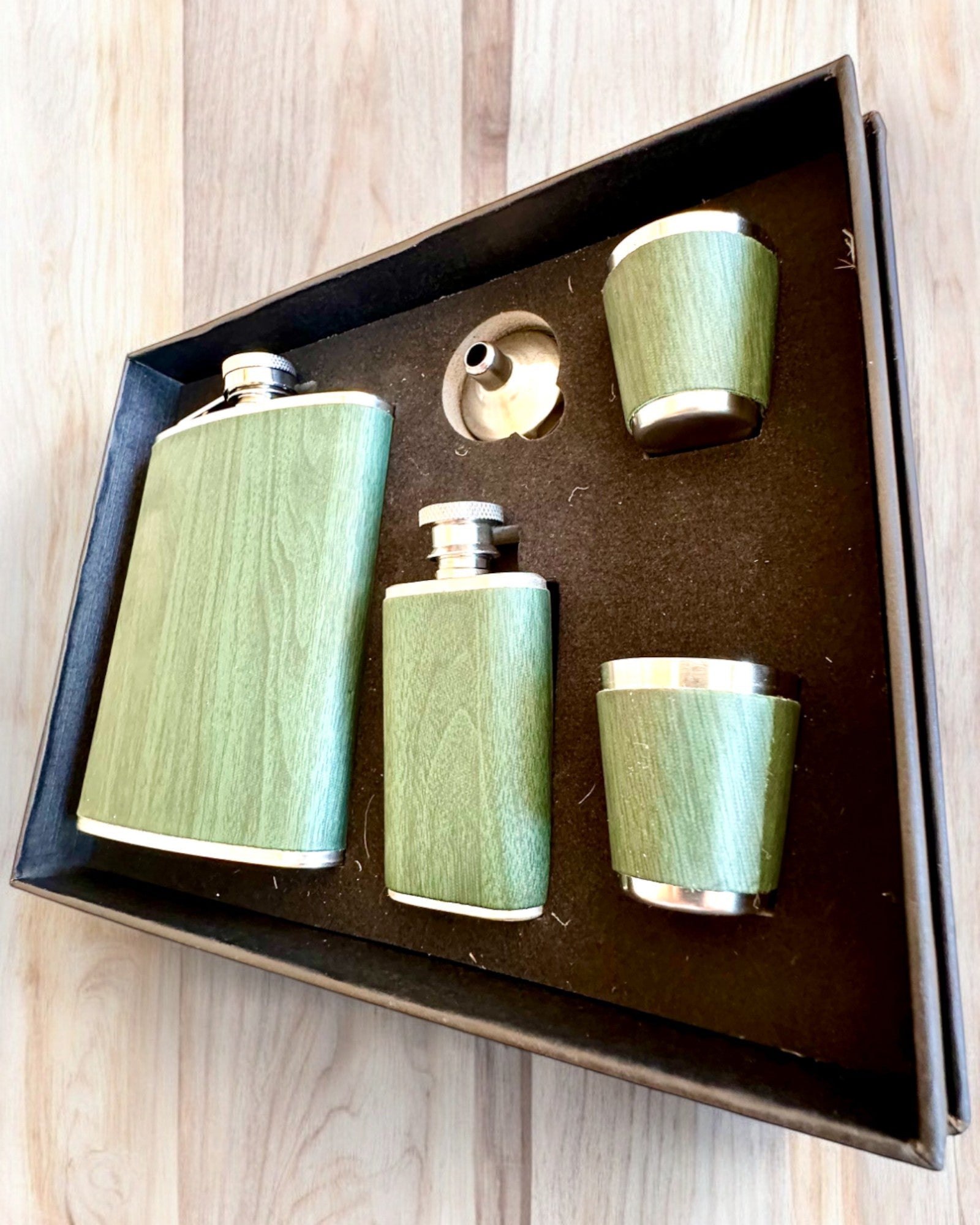 Set de ploscuțe cu pahare „Forest Spirit”, personalizare cadou cu gravură