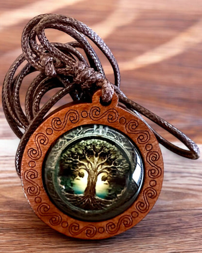 Amuletul Vieții „Arborele Strămoșilor” - Colier realizat manual din lemn și sticlă, posibilitate de personalizare cu gravură pentru cadou
