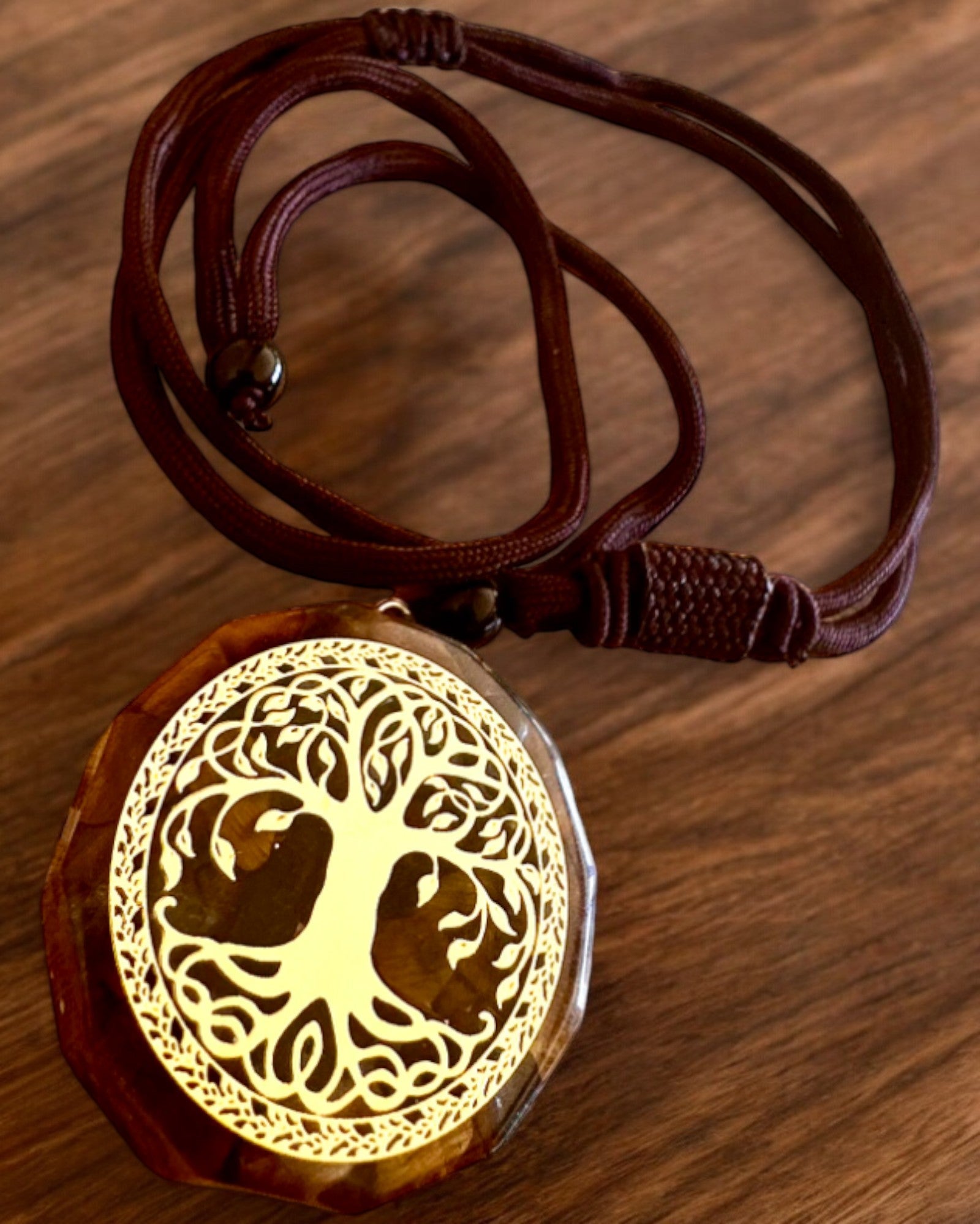 Amulet „Drzewo Życia” cu ochi de tigru, colier cadou cu personalizare gravată