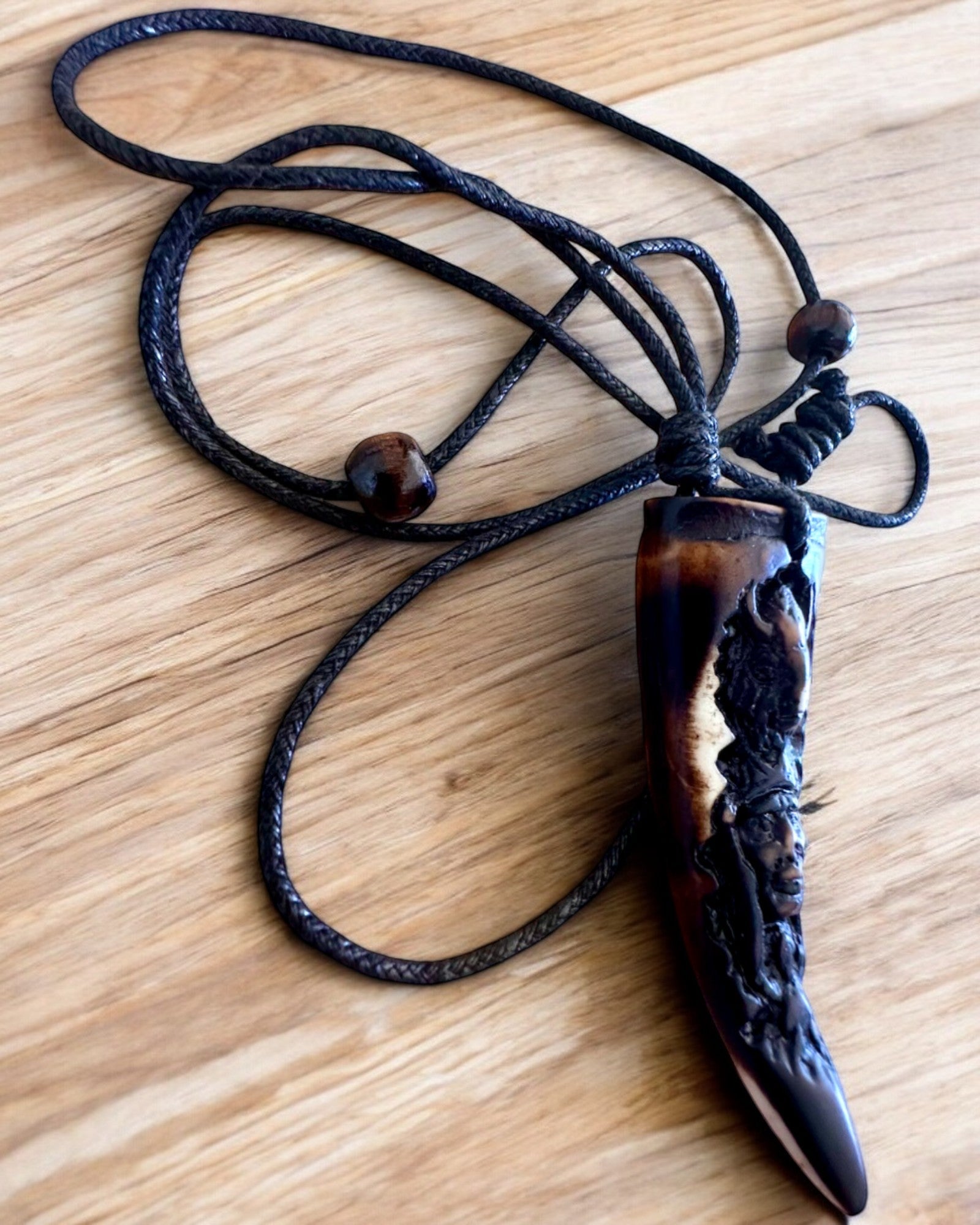 Colier Colț de Lup, amulet din Rășină - Forța Mistică a Naturii, posibilitate de personalizare cu gravură pentru cadou