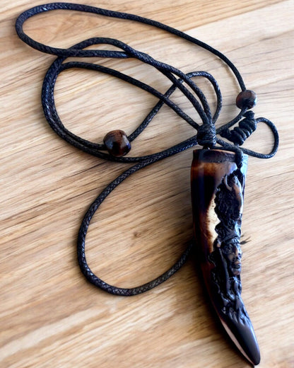 Colier Colț de Lup, amulet din Rășină - Forța Mistică a Naturii, posibilitate de personalizare cu gravură pentru cadou