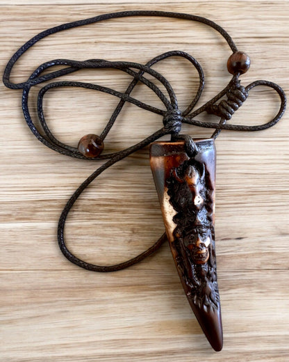 Colier Colț de Lup, amulet din Rășină - Forța Mistică a Naturii, posibilitate de personalizare cu gravură pentru cadou