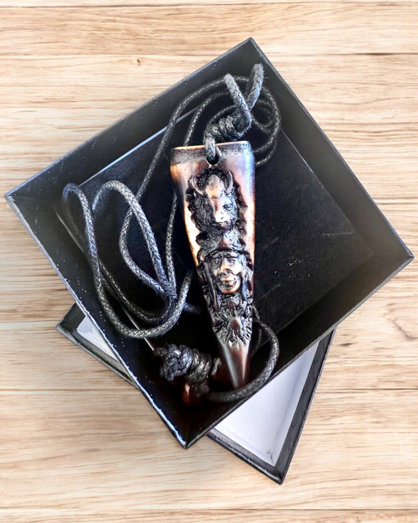 Colier Colț de Lup, amulet din Rășină - Forța Mistică a Naturii, posibilitate de personalizare cu gravură pentru cadou