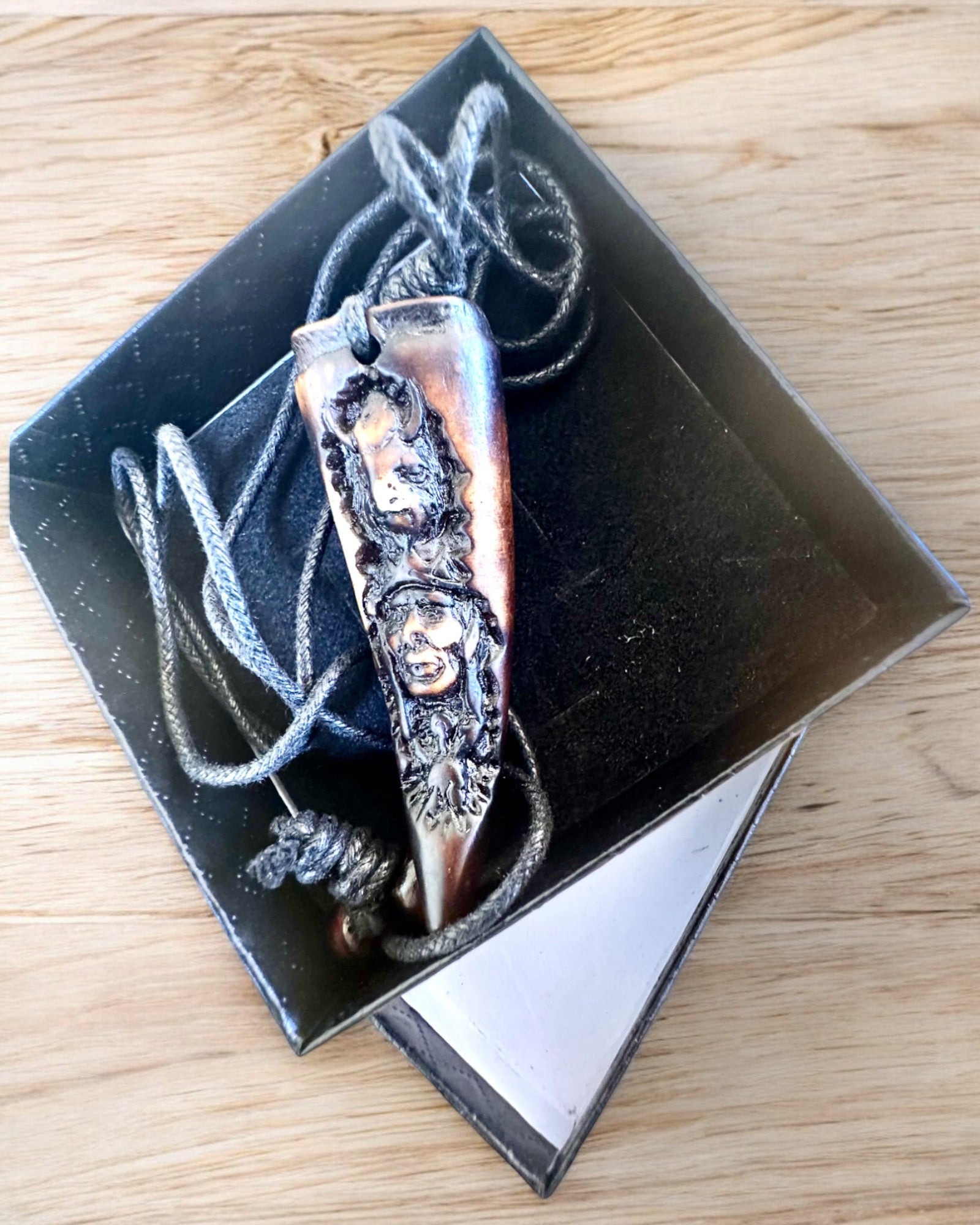 Colier Colț de Lup, amulet din Rășină - Forța Mistică a Naturii, posibilitate de personalizare cu gravură pentru cadou