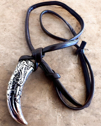 Colț de Lup din oțel inoxidabil – Amuletul Curajului, colier cu posibilitate de personalizare prin gravură pentru cadou