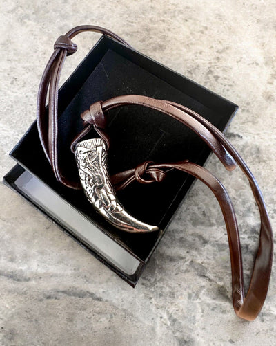 Colț de Lup din oțel inoxidabil – Amuletul Curajului, colier cu posibilitate de personalizare prin gravură pentru cadou