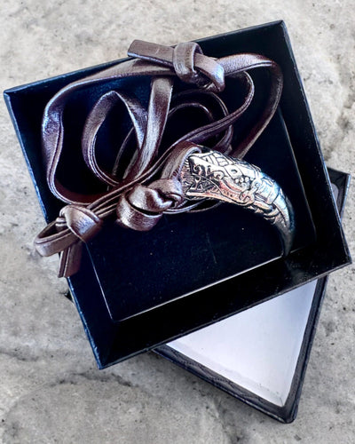 Colț de Lup din oțel inoxidabil – Amuletul Curajului, colier cu posibilitate de personalizare prin gravură pentru cadou