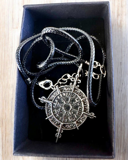 Amulet „Wojownik Północy” - Busola Vikingului, posibilitate de personalizare cu gravură pentru cadou, 2 variante la alegere