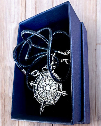 Amulet „Wojownik Północy” - Busola Vikingului, posibilitate de personalizare cu gravură pentru cadou, 2 variante la alegere