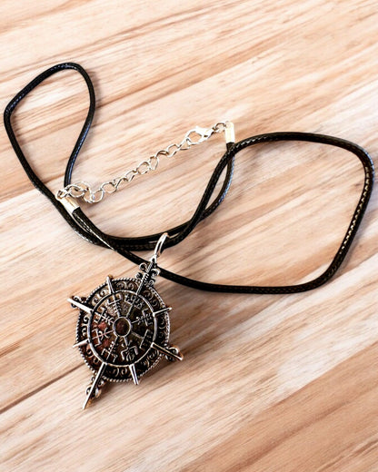 Amulet „Wojownik Północy” - Busola Vikingului, posibilitate de personalizare cu gravură pentru cadou, 2 variante la alegere