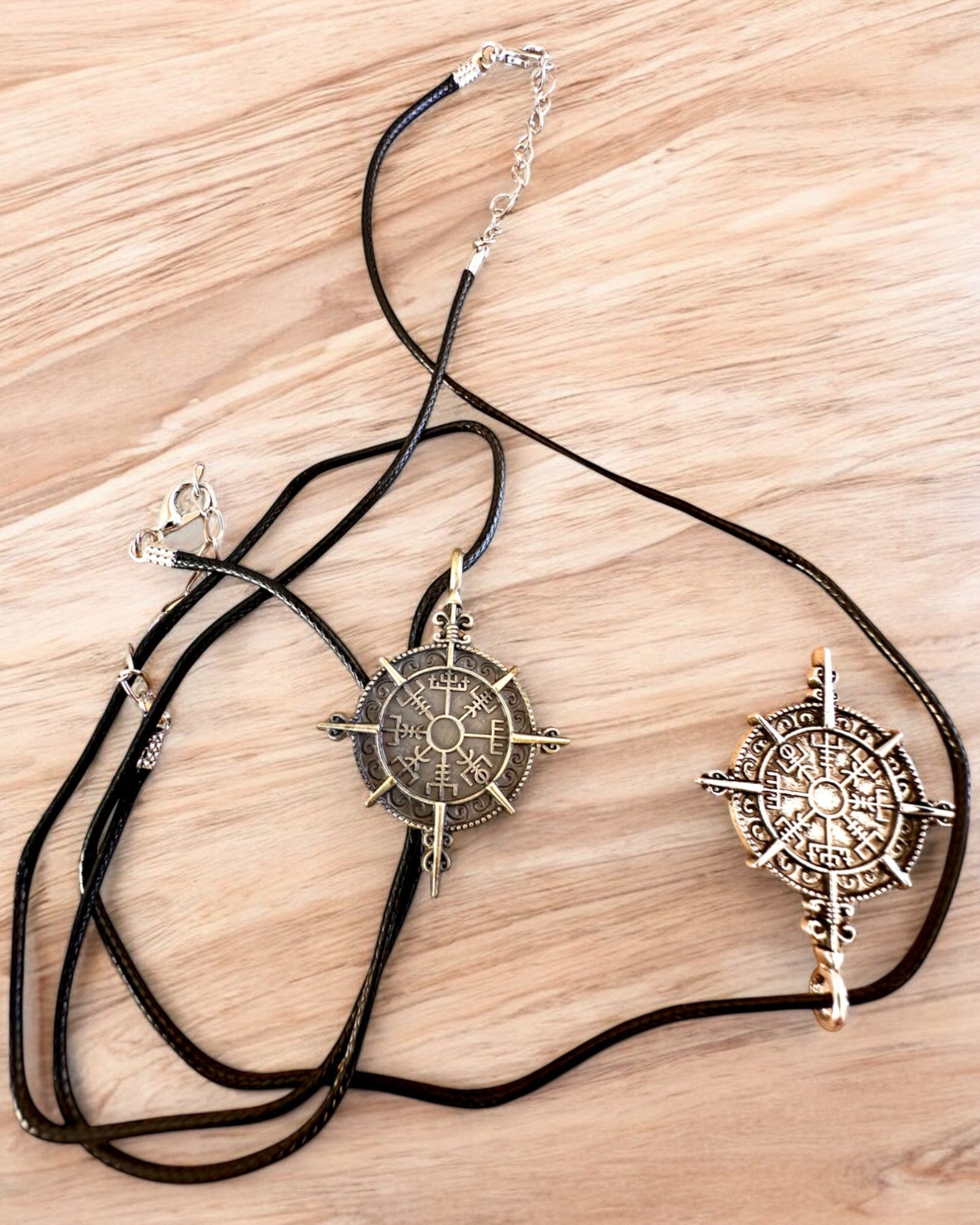 Amulet „Wojownik Północy” - Busola Vikingului, posibilitate de personalizare cu gravură pentru cadou, 2 variante la alegere