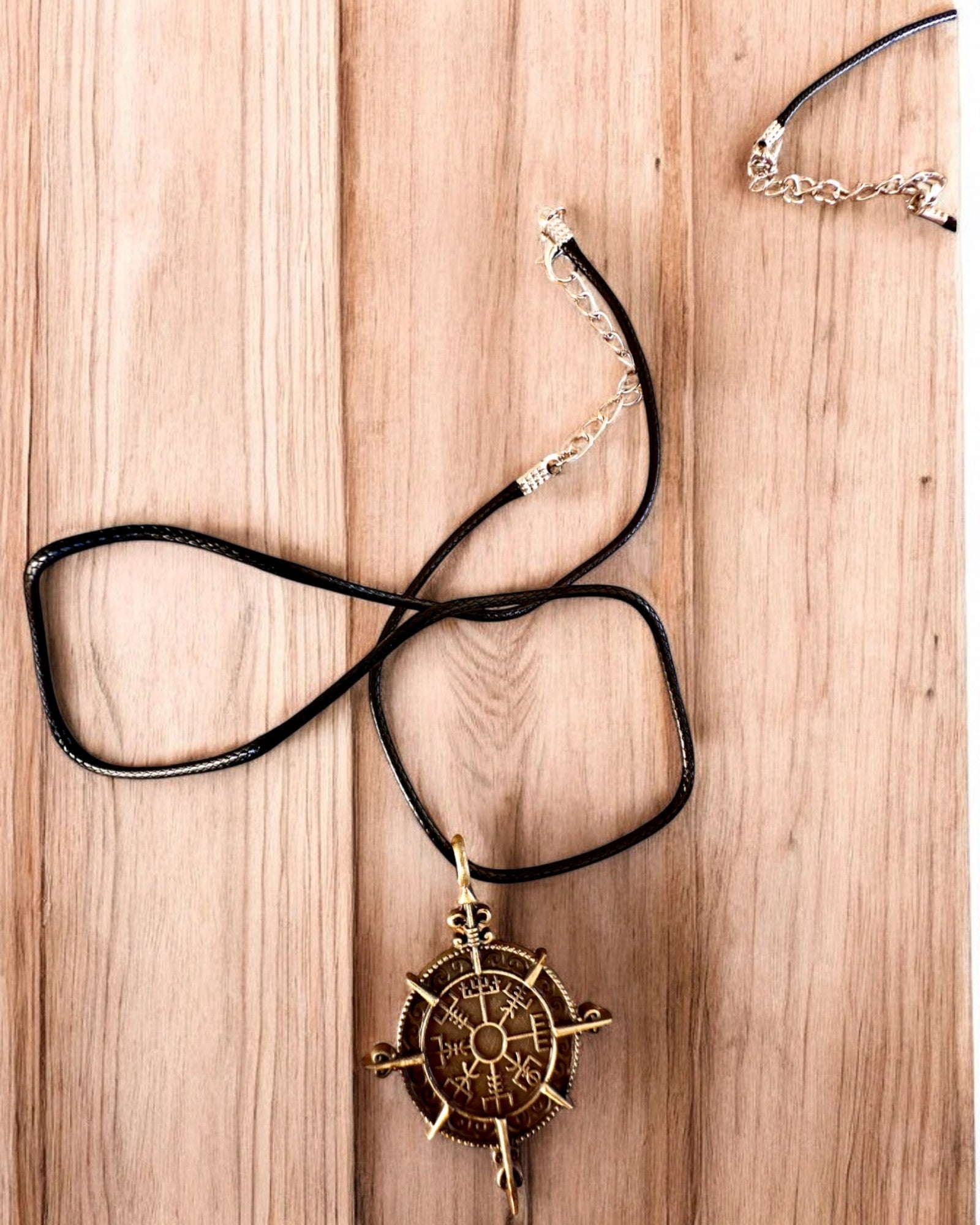 Amulet „Wojownik Północy” - Busola Vikingului, posibilitate de personalizare cu gravură pentru cadou, 2 variante la alegere