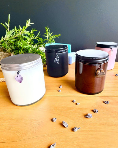 Lumânare din soia pentru intenții cu cuarț roz – dragoste, armonie și liniște a inimii, 250 ml, posibilitate de personalizare pentru cadou