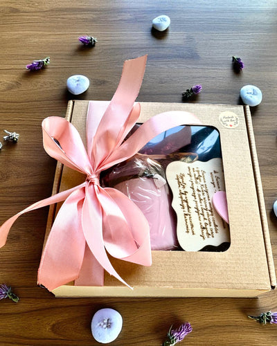 Lumânare din soia pentru intenții cu cuarț roz – dragoste, armonie și liniște a inimii, 250 ml, posibilitate de personalizare pentru cadou