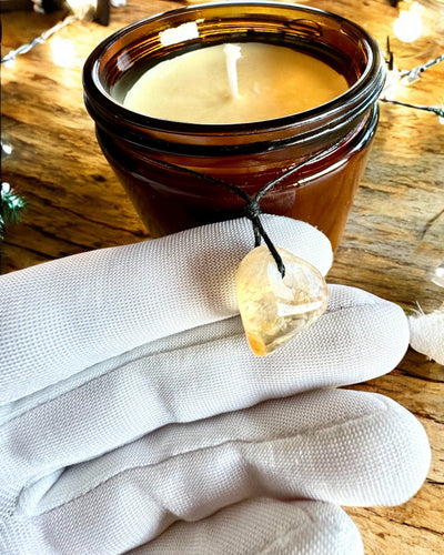 Lumânare din soia pentru intenții 250 ml cu piatră naturală – alege-ți energia: Citrin sau Granat, personalizare cu gravură pentru cadou