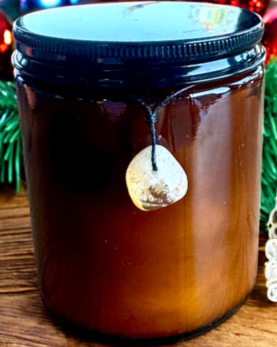 Lumânare din soia pentru intenții 250 ml cu piatră naturală – alege-ți energia: Citrin sau Granat, personalizare cu gravură pentru cadou