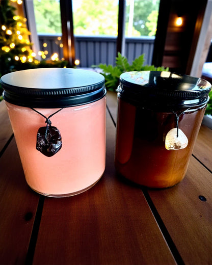 Lumânare din soia pentru intenții 250 ml cu piatră naturală – alege-ți energia: Citrin sau Granat, personalizare cu gravură pentru cadou