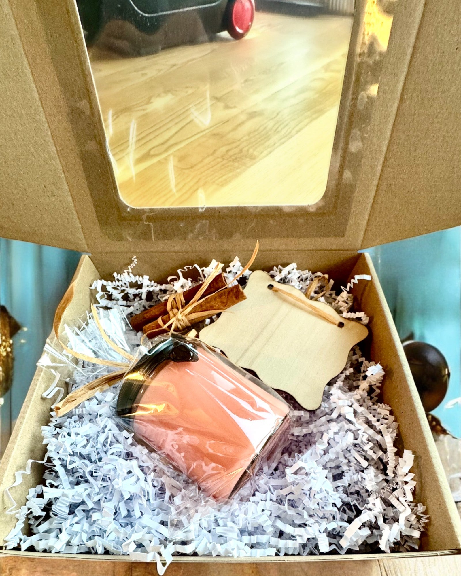 Lumânare din soia pentru intenții 250 ml cu piatră naturală – alege-ți energia: Citrin sau Granat, personalizare cu gravură pentru cadou