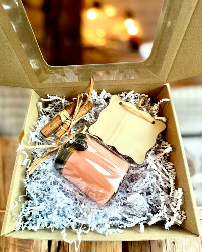 Lumânare din soia pentru intenții 250 ml cu piatră naturală – alege-ți energia: Citrin sau Granat, personalizare cu gravură pentru cadou