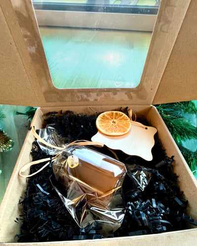 Lumânare din soia pentru intenții 250 ml cu piatră naturală – alege-ți energia: Citrin sau Granat, personalizare cu gravură pentru cadou