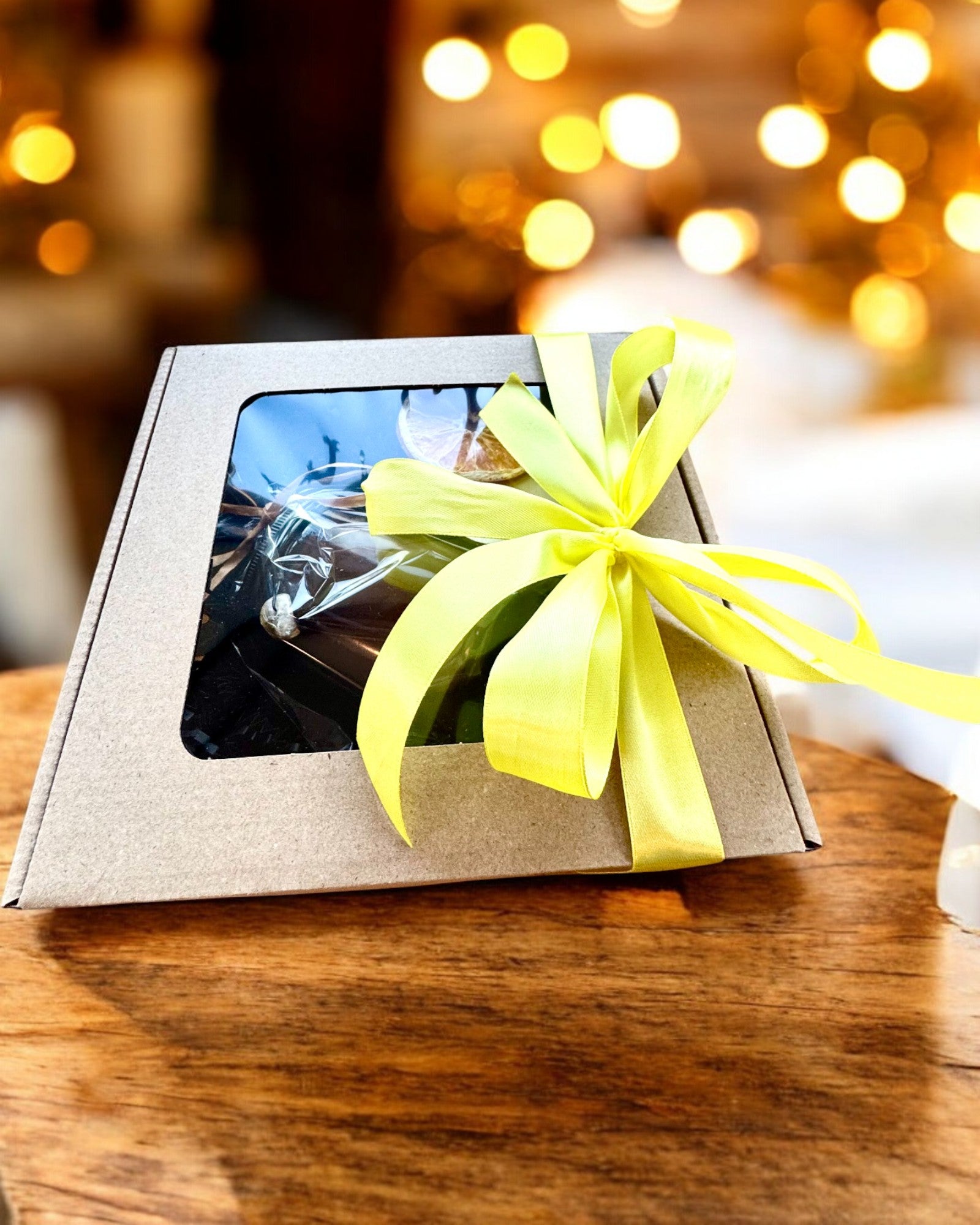 Lumânare din soia pentru intenții 250 ml cu piatră naturală – alege-ți energia: Citrin sau Granat, personalizare cu gravură pentru cadou