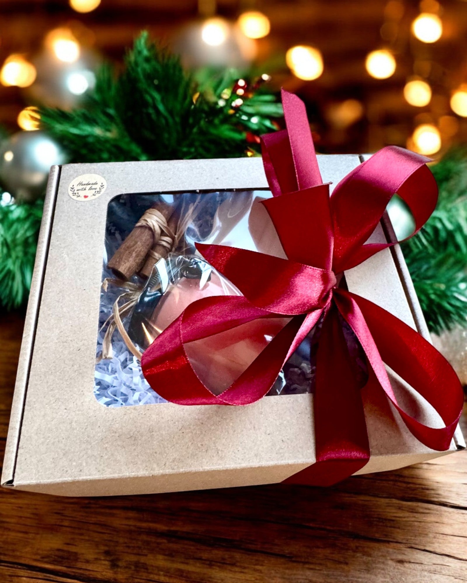 Lumânare din soia pentru intenții 250 ml cu piatră naturală – alege-ți energia: Citrin sau Granat, personalizare cu gravură pentru cadou