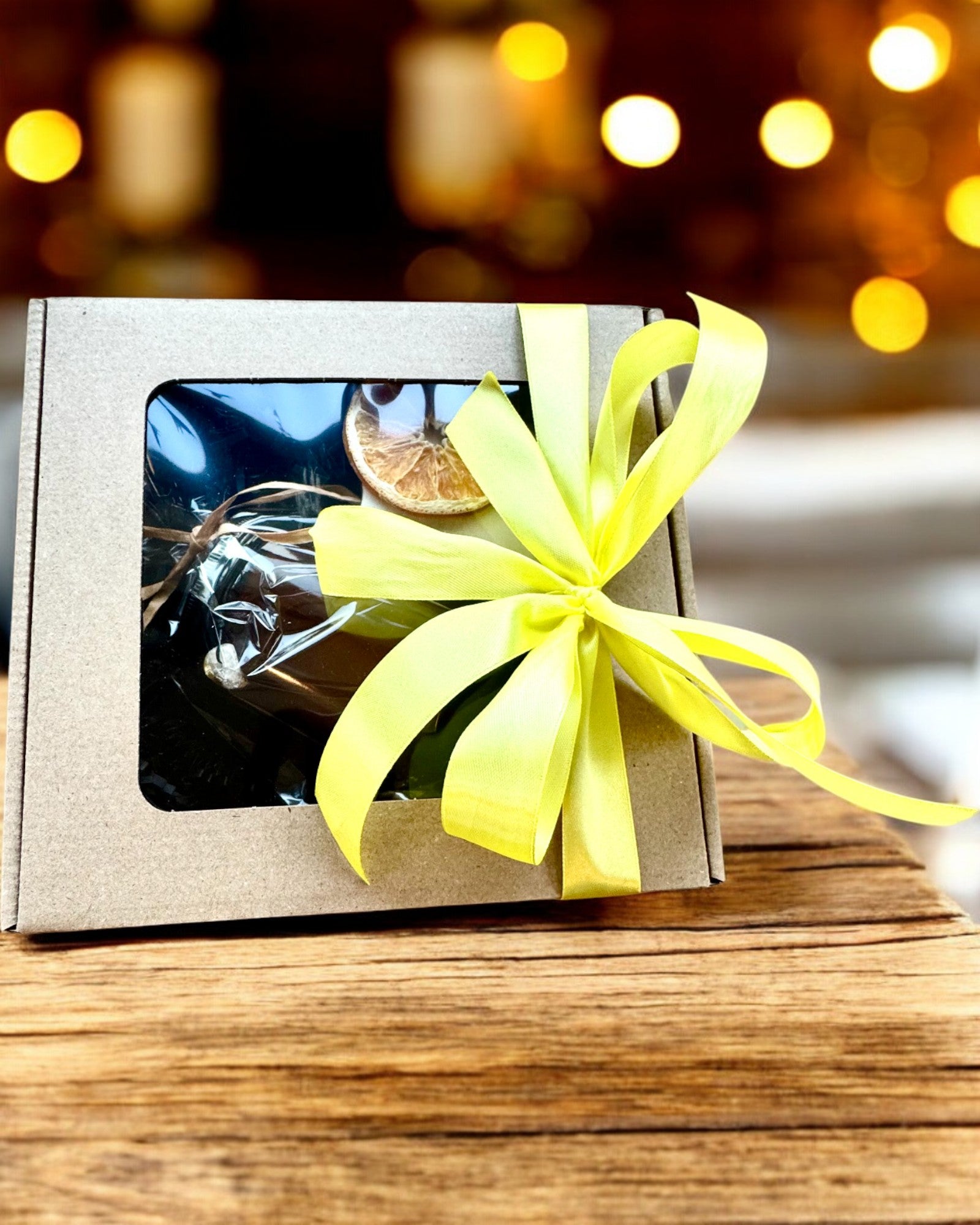 Lumânare din soia pentru intenții 250 ml cu piatră naturală – alege-ți energia: Citrin sau Granat, personalizare cu gravură pentru cadou