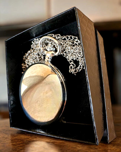 Ceas de buzunar elegant „Czasowa Klasyka”, culoare argintie, posibilitate de personalizare cu gravură pentru cadou