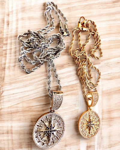 Colier cu Pandantiv Busolă în Stil Glamour cu Zirconii pentru Femei și Bărbați - 2 variante la alegere, personalizare cu gravură pentru cadou