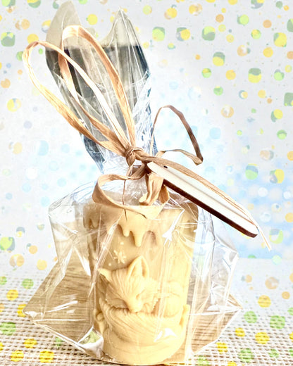 Świeca sojowa Zimowy Lisek, 7.5 cm wysokości, ręcznie odlewana świeca sojowa z uroczym śpiącym liskiem, personalizacja grawerem na tabliczce