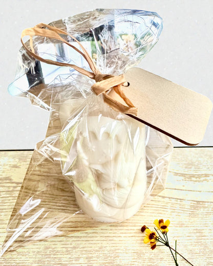 Świeca sojowa Zimowy Lisek, 7.5 cm wysokości, ręcznie odlewana świeca sojowa z uroczym śpiącym liskiem, personalizacja grawerem na tabliczce