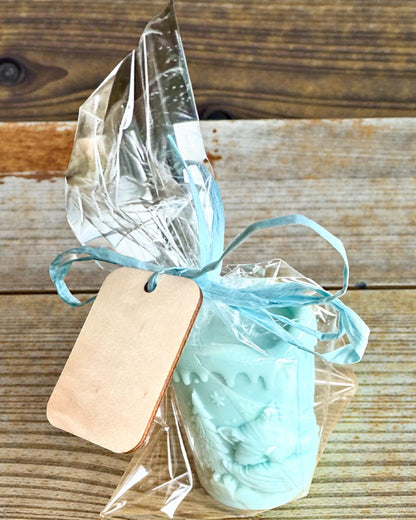 Świeca sojowa Zimowy Lisek, 7.5 cm wysokości, ręcznie odlewana świeca sojowa z uroczym śpiącym liskiem, personalizacja grawerem na tabliczce