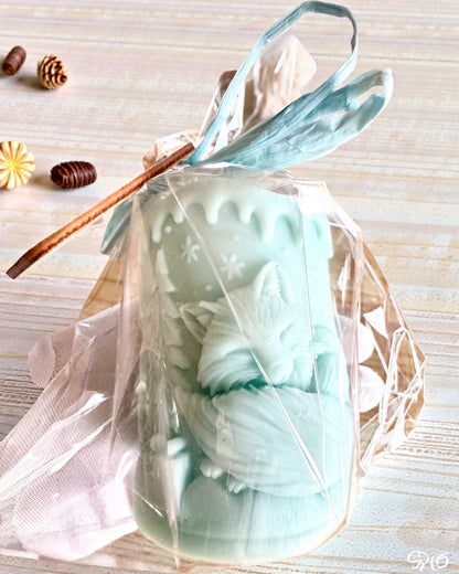 Świeca sojowa Zimowy Lisek, 7.5 cm wysokości, ręcznie odlewana świeca sojowa z uroczym śpiącym liskiem, personalizacja grawerem na tabliczce