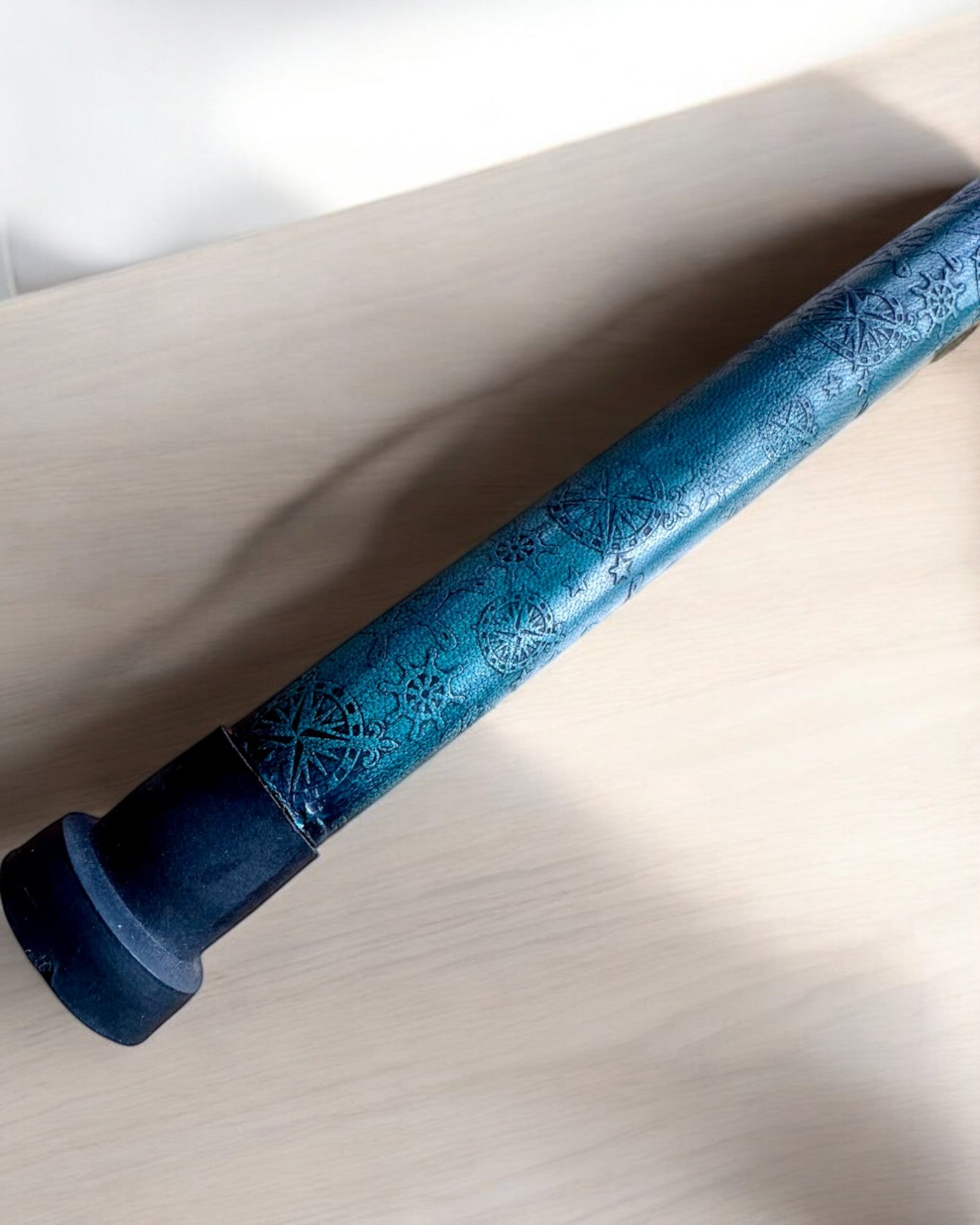 Baston de mers „Mâna Regală” – realizat manual cu piele naturală, posibilitate de personalizare cu gravură