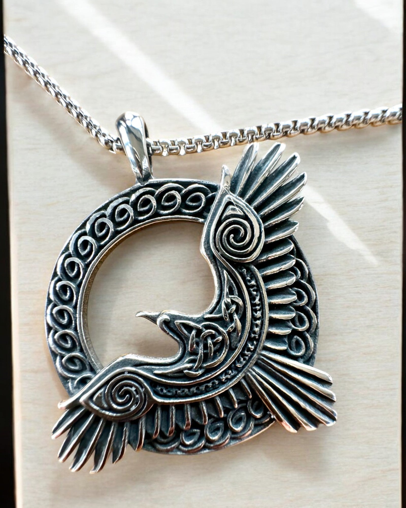 Amuletul Șoimului de Oțel - Colier cu gravură, inspirat de arta celtică, pentru cadou