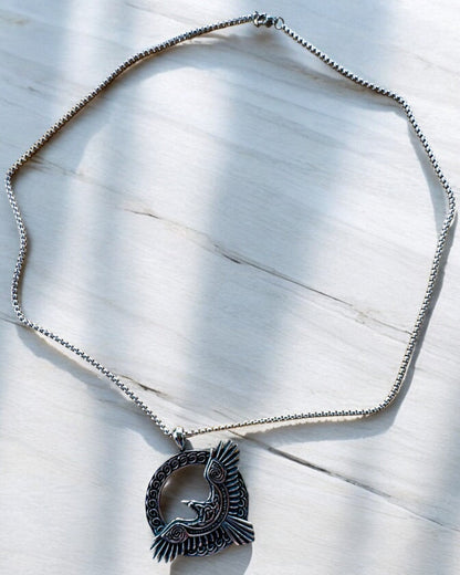 Amuletul Șoimului de Oțel - Colier cu gravură, inspirat de arta celtică, pentru cadou